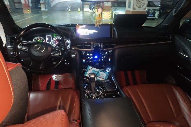 Used Lexus LX 2019 570 Eight-Seater Platinum Edition – Middle East Center Console