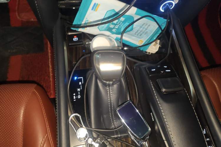 Used Lexus LX 2019 570 Eight-Seater Platinum Edition – Middle East Gear Lever