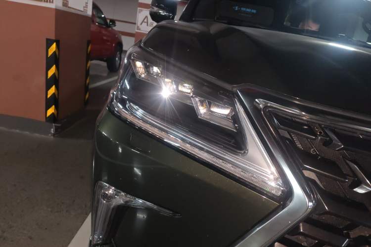 Used Lexus LX 2019 570 Eight-Seater Platinum Edition – Middle East Right Front Headlight