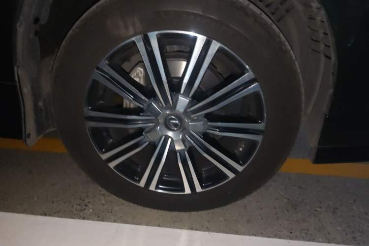 Used Lexus LX 2019 570 Eight-Seater Platinum Edition – Middle East Right Front Wheel Hub