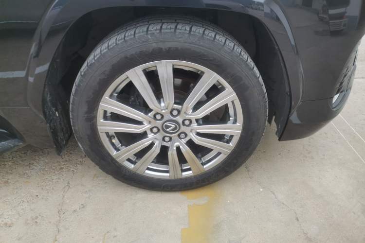 Used Lexus LX 2022 LX600 Ultra Luxury 4-Seat U.S. Specification Right Front Wheel Hub