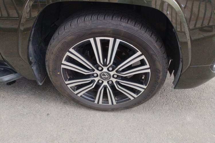 Used Lexus LX  Right Front Wheel Hub