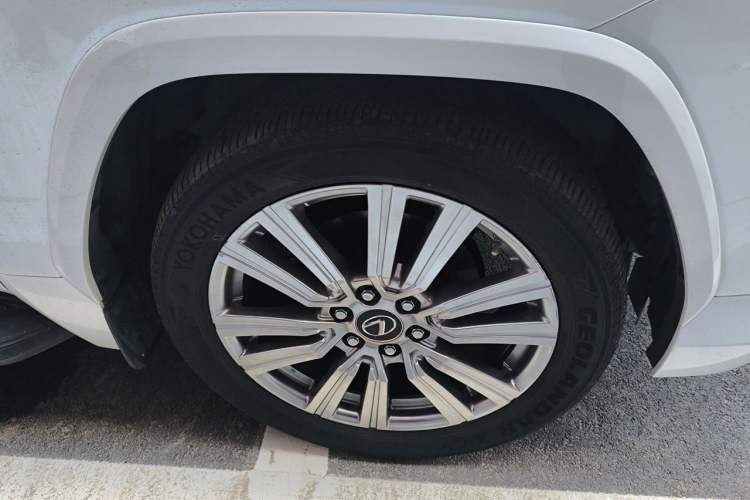 Used Lexus LX  Right Front Wheel Hub