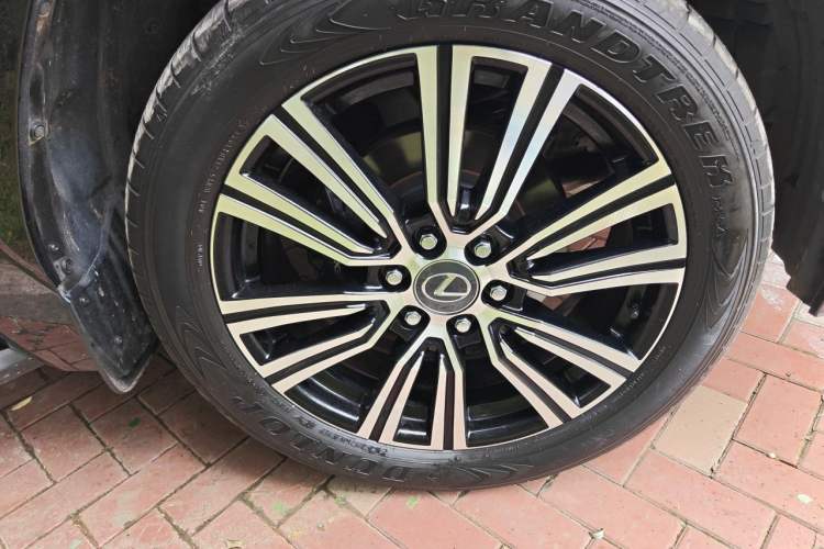 Used Lexus LX 2023 LX600 7-Seater Premium U.S. Specification Right Front Wheel Hub