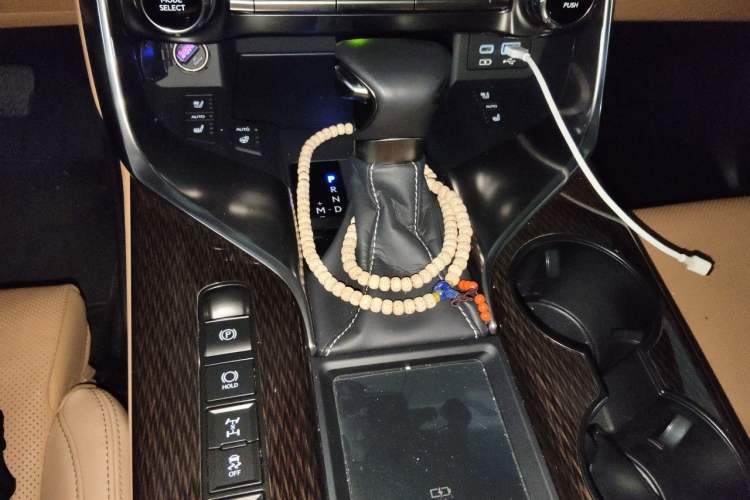 Used Lexus LX 2023 LX600 Luxury – U.S. Specification Gear Lever