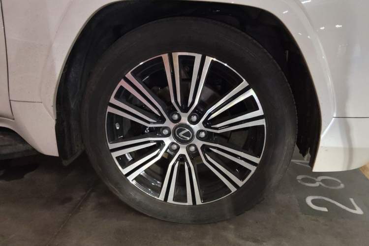 Used Lexus LX 2023 LX600 Luxury – U.S. Specification Right Front Wheel Hub