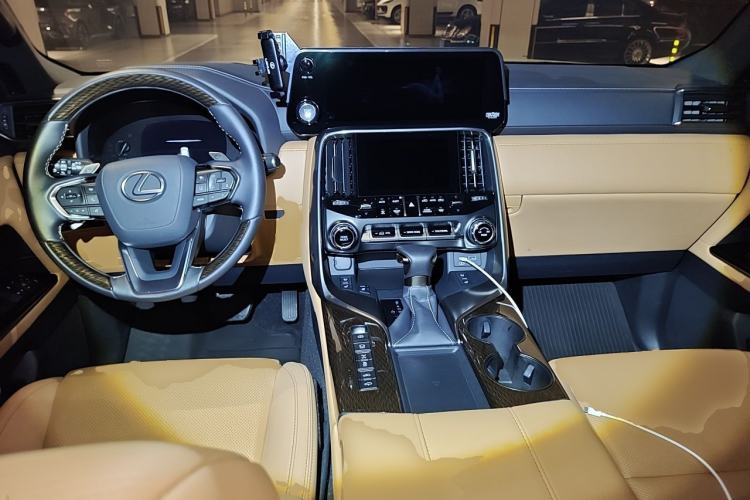 Used Lexus LX  Center Console