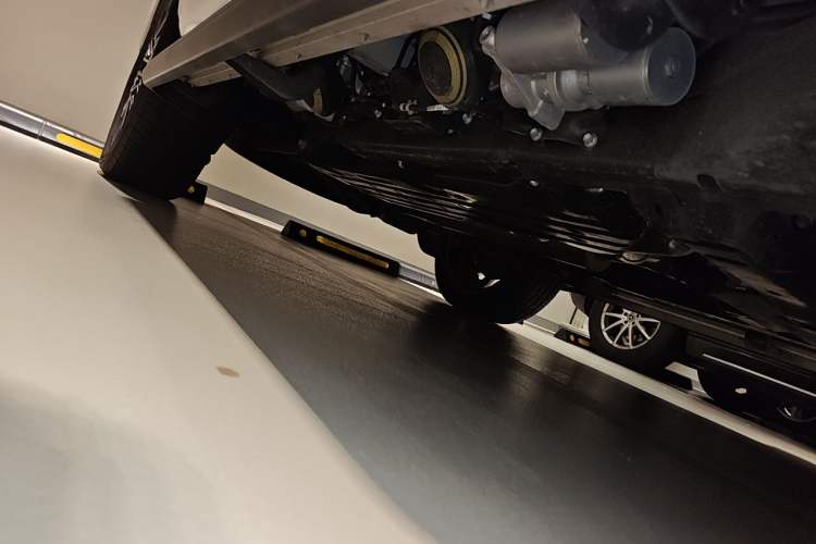 Used Lexus LX  Chassis Front Right