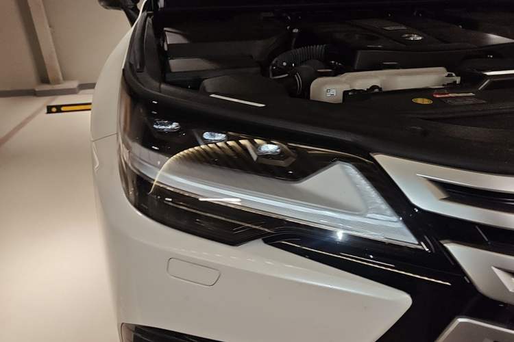 Used Lexus LX  Right Front Headlight