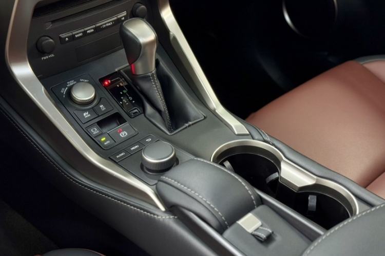 Used Lexus NX 2015 300h All-Wheel-Drive Fēngzhì Edition Interior 7