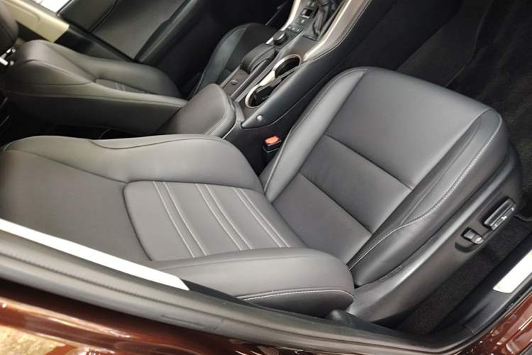 Used Lexus NX 2015 300h All-Wheel-Drive Fēngzhì Edition Right Front Seat