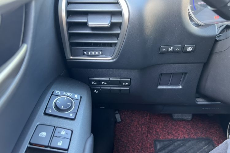 Used Lexus NX 2015 300h All-Wheel-Drive Fēngzhì Edition Interior 12