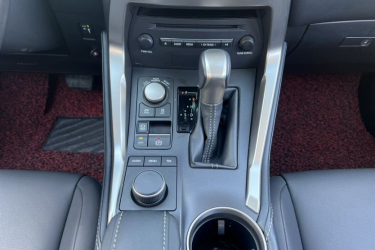 Used Lexus NX 2015 300h All-Wheel-Drive Fēngzhì Edition Interior 5