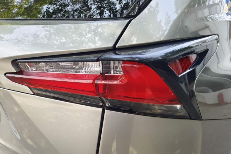 Used Lexus NX 2015 300h All-Wheel-Drive Fēngzhì Edition Exterior 6