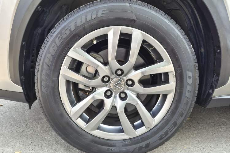 Used Lexus NX 2015 300h All-Wheel-Drive Fēngzhì Edition Exterior 7