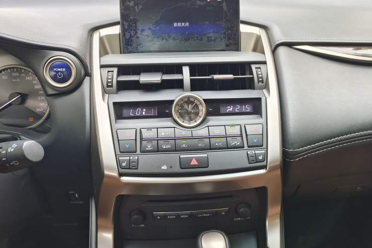 Used Lexus NX 2015 300h All-Wheel-Drive Fēngzhì Edition Interior 3