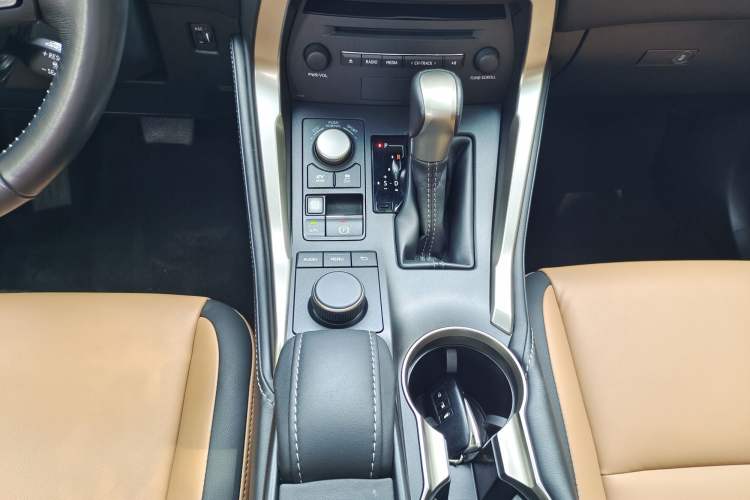 Used Lexus NX 2015 300h All-Wheel-Drive Fēngzhì Edition Interior 4