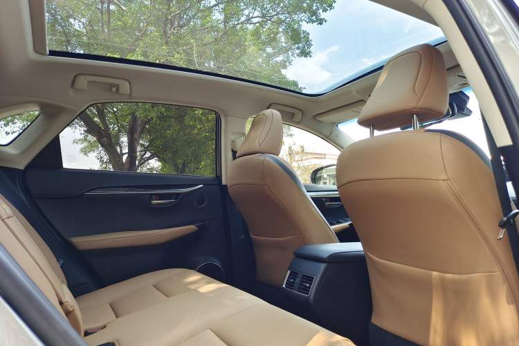 Used Lexus NX 2015 300h All-Wheel-Drive Fēngzhì Edition Interior 9