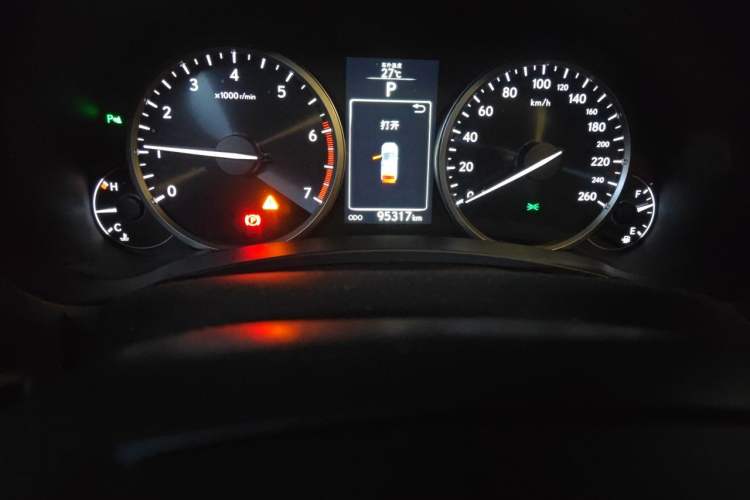 Used Lexus NX 2015 200T All-Wheel-Drive Fēngshàng Edition Odometer Close Up
