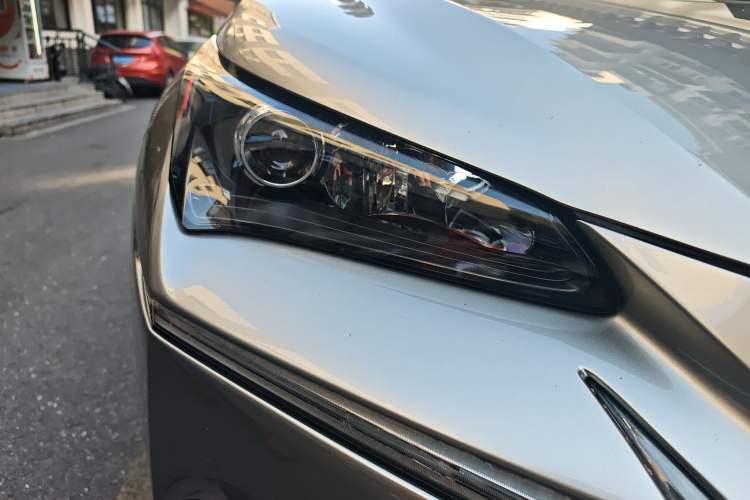 Used Lexus NX 2015 200 Front-Wheel Drive X-Trail SE Edition Right Front Headlight