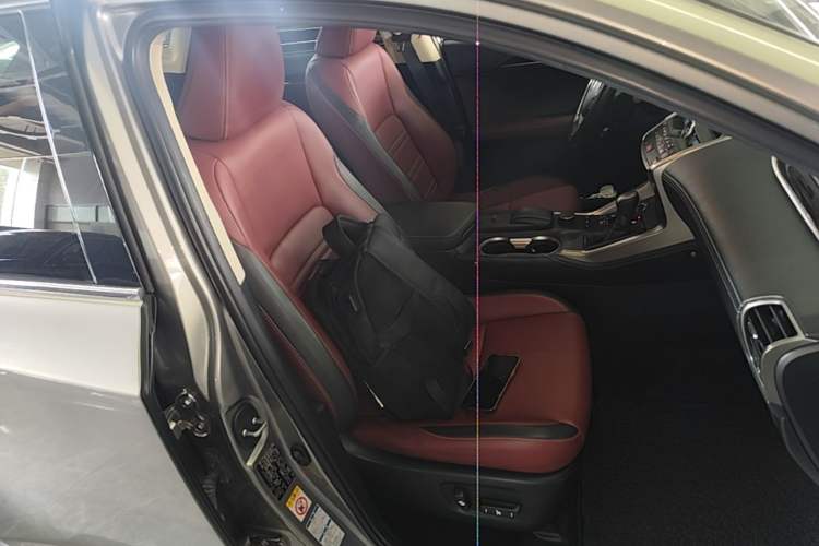 Used Lexus NX 2015 300h All-Wheel-Drive Fēngzhì Edition Right Front Seat