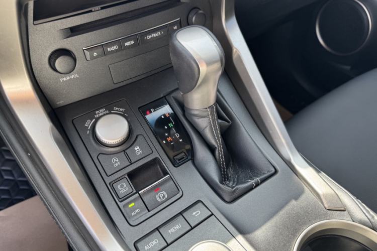 Used Lexus NX 2015 200T All-Wheel-Drive Fēngshàng Edition Interior 6