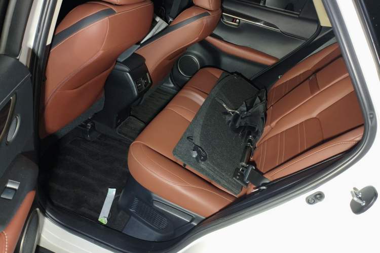 Used Lexus NX 2015 300h All-Wheel-Drive Fēngzhì Edition Left Rear Seat