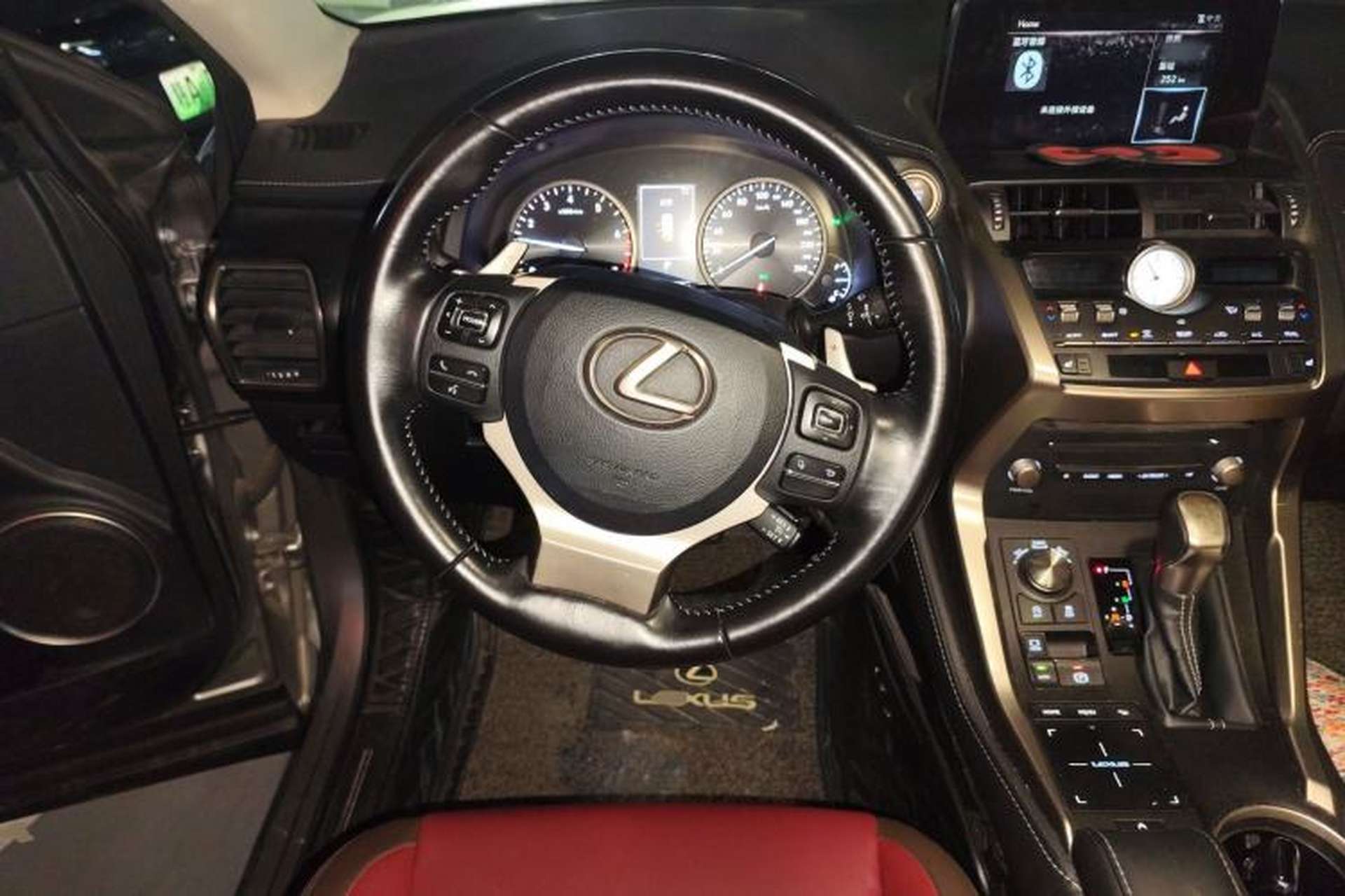 Used Lexus NX 2017 300 Front-Wheel-Drive Limited Edition Steering Wheel