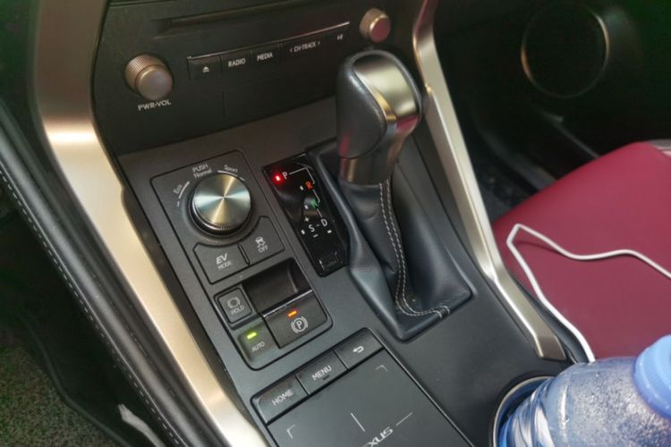 Used Lexus NX 2017 300h Front-Drive FENGSHANG Edition Interior 4