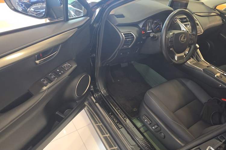 Used Lexus NX 2018 300h Front-Wheel-Drive FENGSHANG Version China V Emission Standard Driver Seat