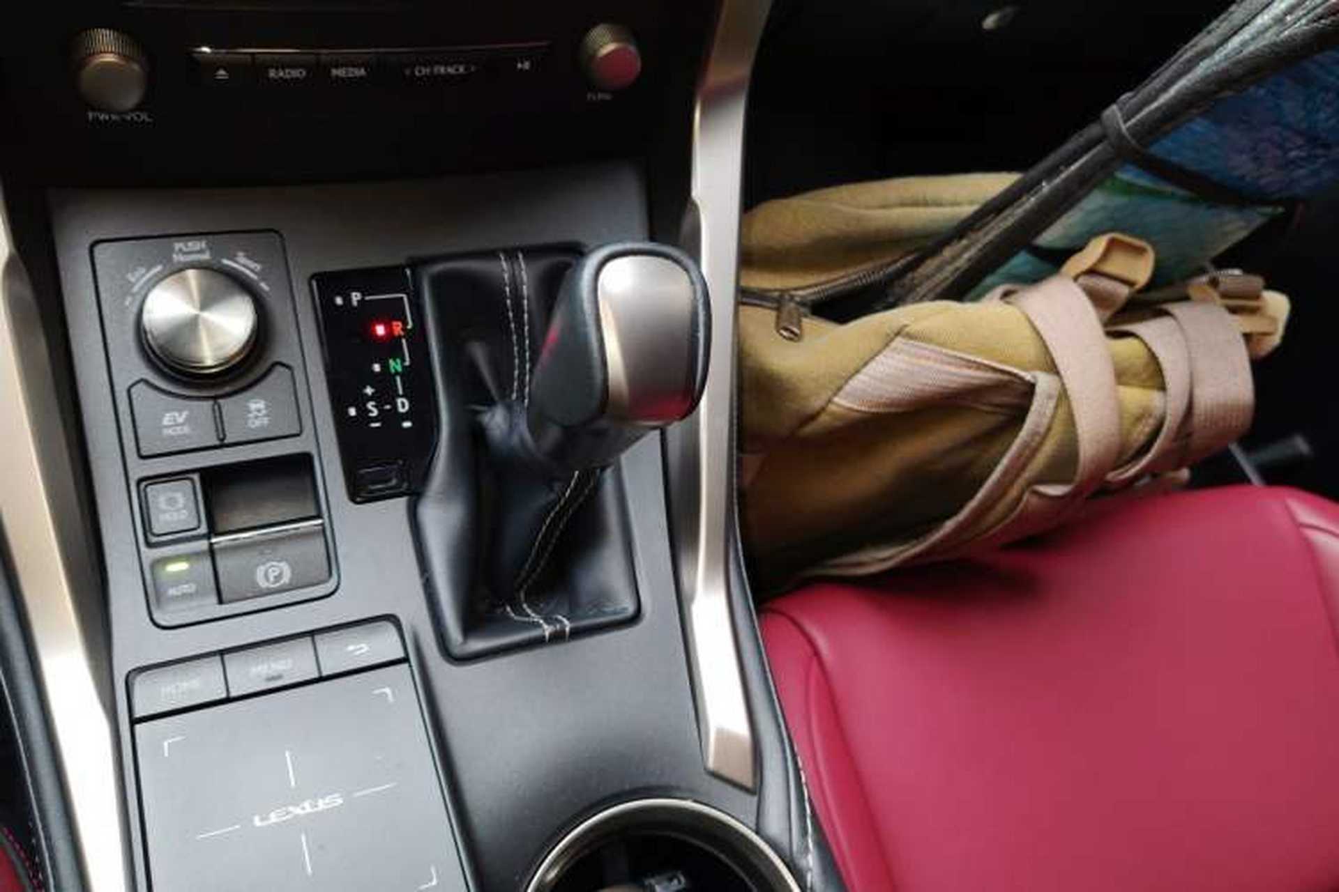 Used Lexus NX 2018 300h Front-Drive FENGSHANG Version China VI Standard Gear Lever
