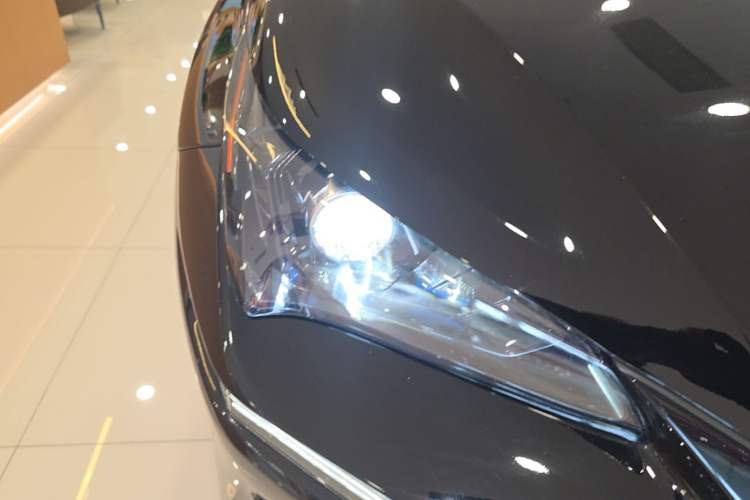 Used Lexus NX 2018 300h Front-Wheel-Drive FENGSHANG Version China V Emission Standard Right Front Headlight