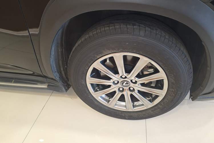 Used Lexus NX 2018 300h Front-Wheel-Drive FENGSHANG Version China V Emission Standard Right Front Wheel Hub