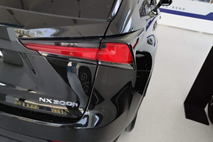 Used Lexus NX 2018 300h Front-Wheel-Drive FENGSHANG Version China V Emission Standard Right Rear Taillight