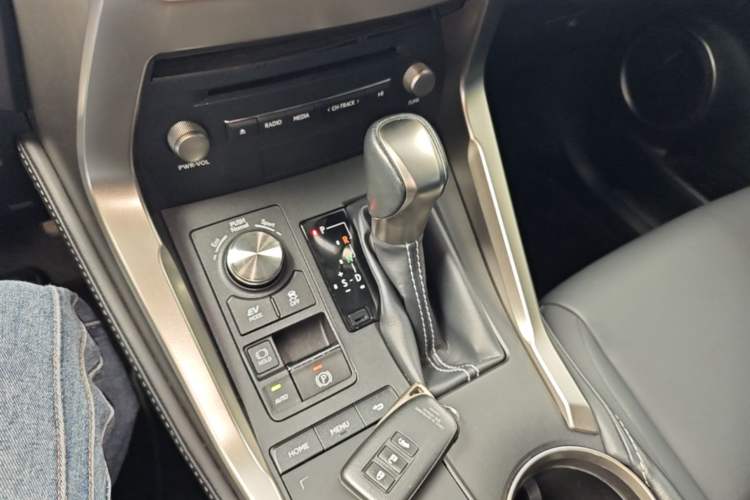 Used Lexus NX 2018 300h Front-Drive FENGSHANG Version China VI Standard Gear Lever
