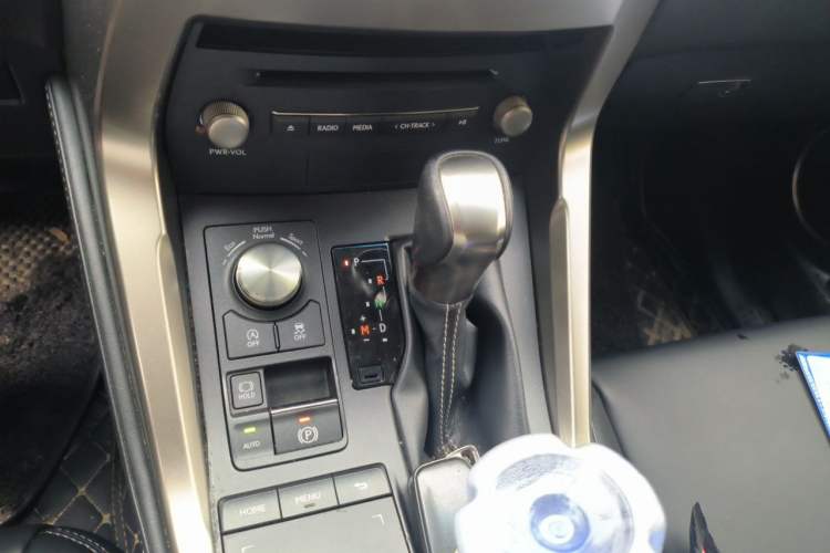 Used Lexus NX 2018 200 Front-Wheel-Drive Xingxing Edition China VI Standard Gear Lever