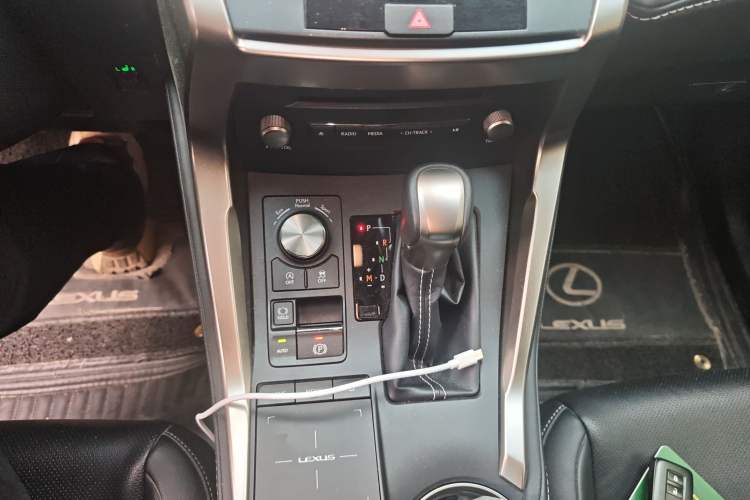 Used Lexus NX 2018 200 Front-Wheel-Drive Xingxing Edition China VI Standard Gear Lever