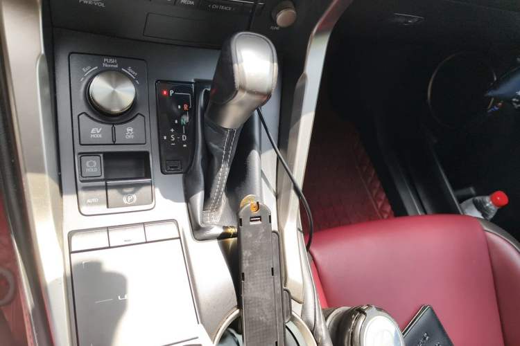 Used Lexus NX 2018 300h Front-Drive FENGSHANG Version China VI Standard Gear Lever