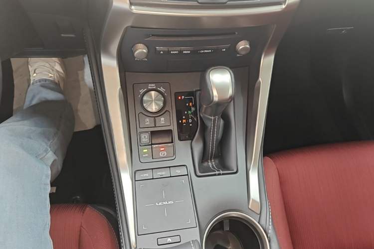 Used Lexus NX 2018 200 Front-Wheel-Drive Xingxing Edition China VI Standard Gear Lever