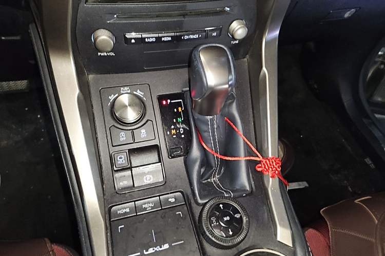 Used Lexus NX 2018 200 Front-Wheel-Drive Xingxing Edition China VI Standard Gear Lever