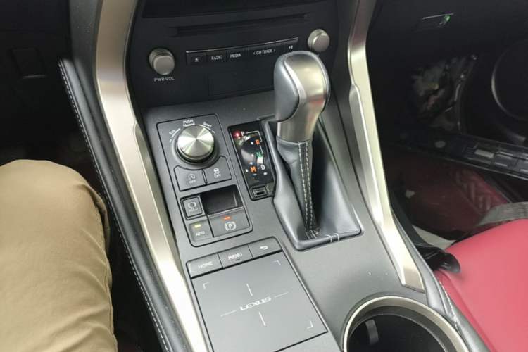 Used Lexus NX 2018 200 All-Wheel Drive FENGSHANG Version China VI Standard Gear Lever