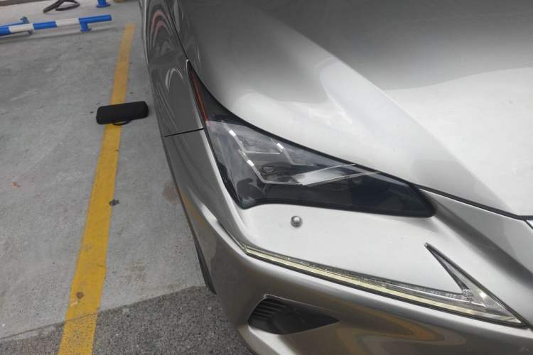 Used Lexus NX 2018 300h All-Wheel-Drive FENGZHI Edition China V Emission Standard Right Front Headlight