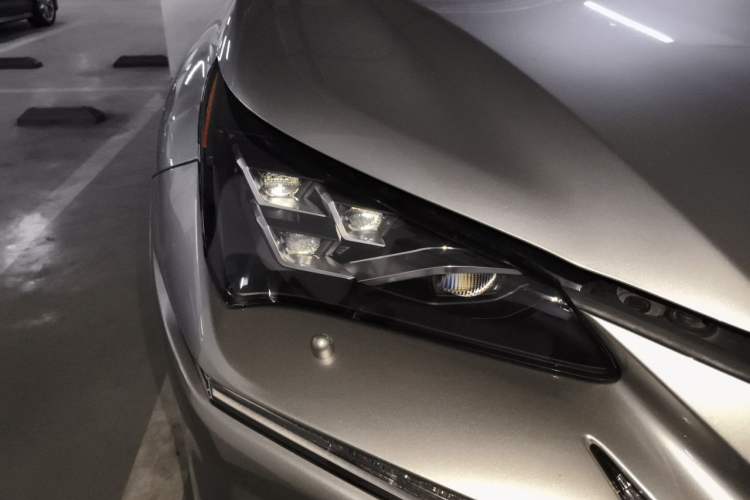 Used Lexus NX 2018 300h All-Wheel-Drive FENGZHI Edition China V Emission Standard Right Front Headlight