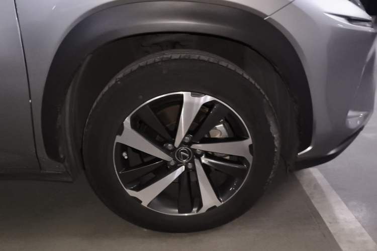 Used Lexus NX 2018 300h All-Wheel-Drive FENGZHI Edition China V Emission Standard Right Front Wheel Hub