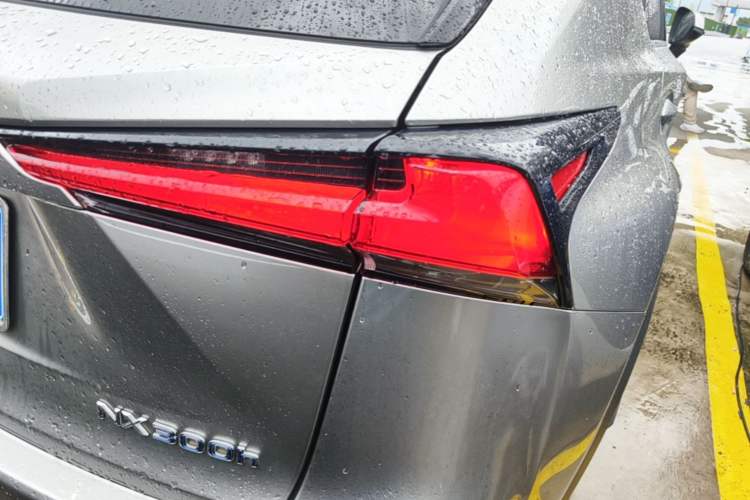 Used Lexus NX 2018 300h Front-Wheel-Drive FENGSHANG Version China V Emission Standard Right Rear Taillight