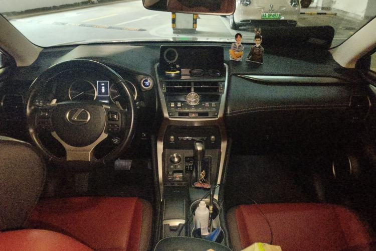 Used Lexus NX 2018 300h Front-Wheel-Drive FENGSHANG Version China V Emission Standard Center Console
