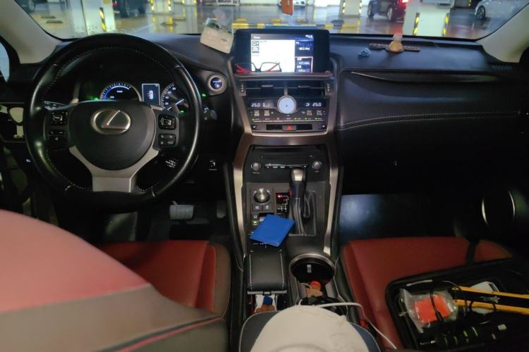 Used Lexus NX 2018 300h Front-Wheel-Drive FENGSHANG Version China V Emission Standard Center Console