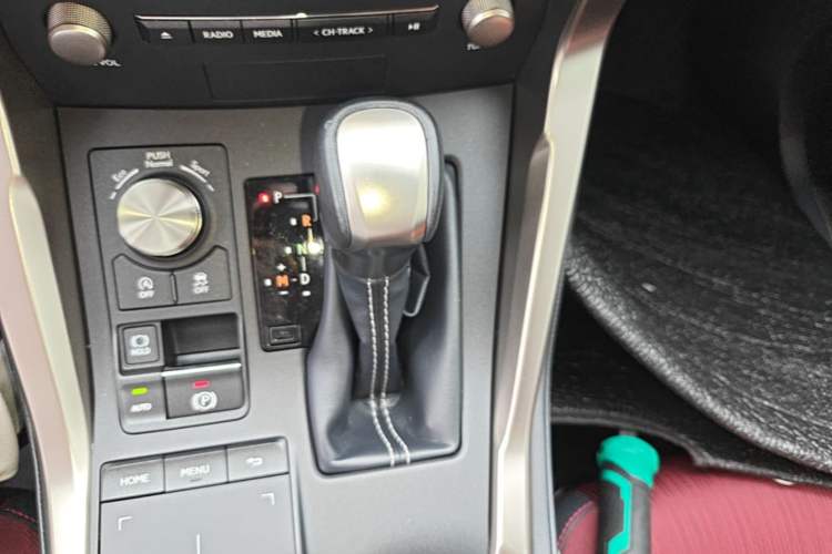 Used Lexus NX 2018 200 Front-Wheel-Drive Xingxing Edition China VI Standard Gear Lever