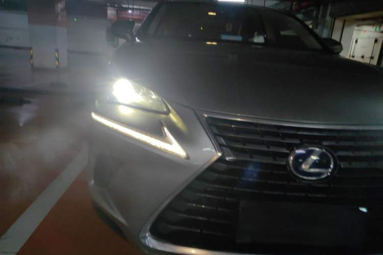 Used Lexus NX 2018 300h Front-Wheel-Drive FENGSHANG Version China V Emission Standard Right Front Headlight