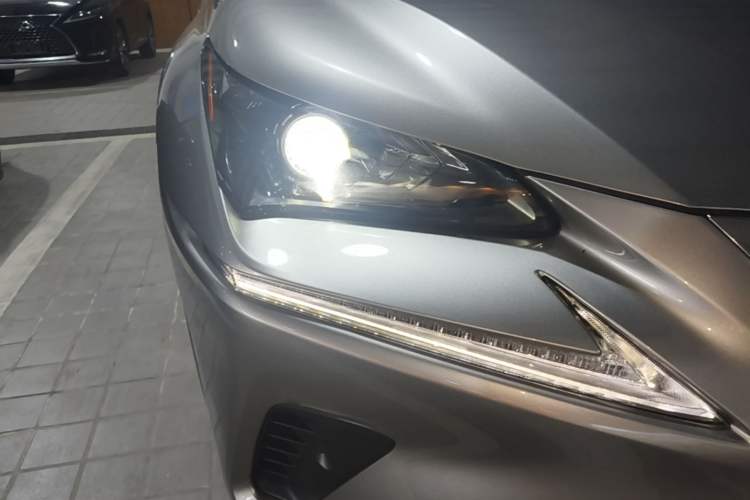 Used Lexus NX 2018 300h Front-Wheel-Drive FENGSHANG Version China V Emission Standard Right Front Headlight